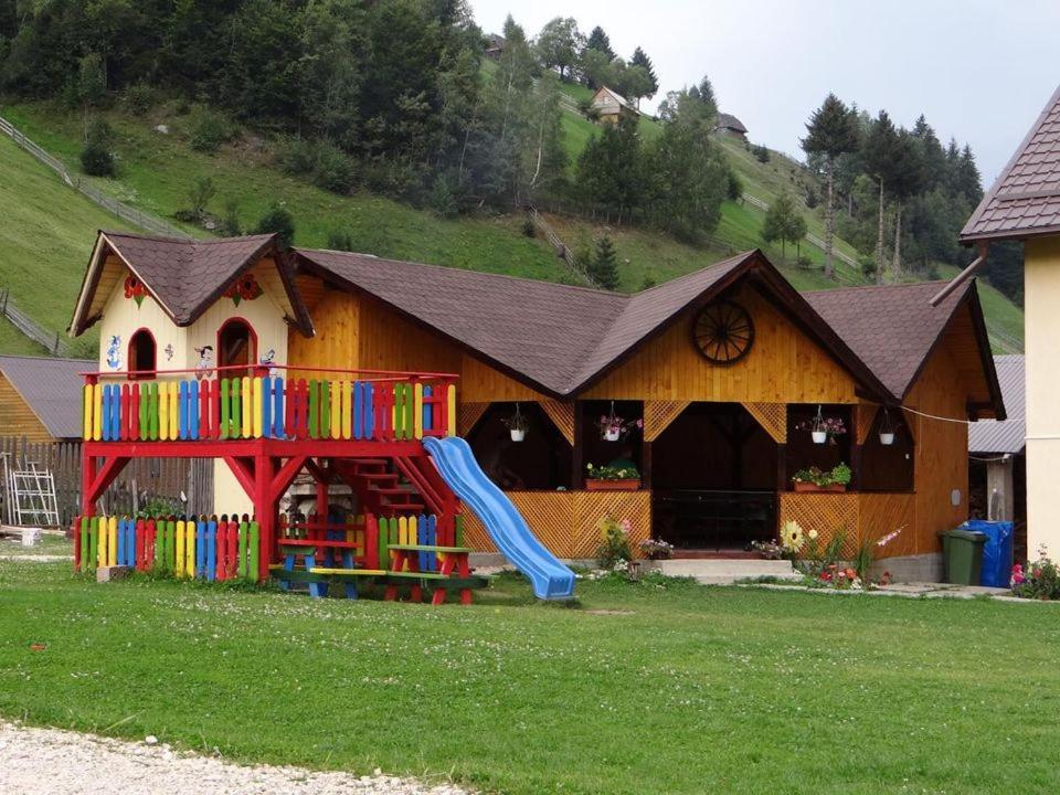 Апартаменты Vila Larisa Моечиу-де-Сус Экстерьер фото